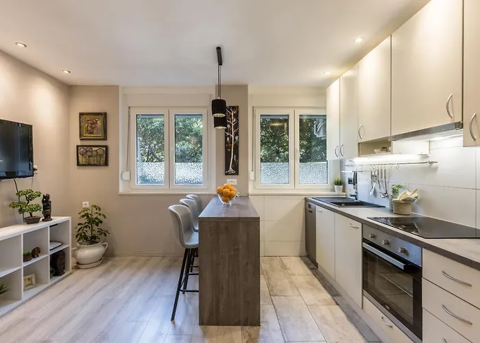Apartament Artistic Chill Art 2+2.centar Of Split. *